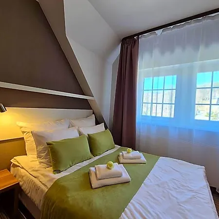 Couette-café Na Cichej 3*